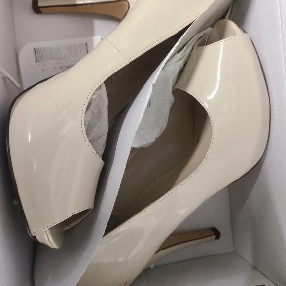 Gently worn peep toes hidden platform pumps - Picture 7 of 8